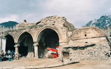 Ընդդիմադիր «Ժողովուրդների հավասարության և ժողովրդավարության» (DEM) կուսակցության պատգամավոր տկն Գյուլջան Քաչմազը Վանի հայկական Վարագ Սուրբ Խաչ եկեղեցու հարցով դիմել է Թուրքիայի խորհրդարան (մեջլիս)։ Պատգամավորը ահազանգում է, որ եկեղեցու գմբեթը փլուզված է, իսկ պատերի որմնանկարներն ու արձանագրությունները՝ վնասված։ Այս մասին Iravaban.net-ը տեղեկանում է Ermenihaber-ից։  Պատգամավորը մասնավորապես նշել է, որ Վանը ծառայել է բազմաթիվ քաղաքակրթությունների մայրաքաղաք՝ Ուրարտուից մինչև մեր օրեր։ Դամբարանները, եկեղեցիներ