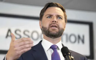 Ո՛չ Ռուսաստանը, ո՛չ էլ Ուկրաինան դեռ պատրաստ չեն խաղաղության համաձայնագիր կնքելուն, հայտարարել է Վենսը Newsmax-ին տված հարցազրույցում   «Չնայած ԱՄՆ նախագահի եռանդուն դիվանագիտությունը կարող է մարդկանց մղել փոխզիջման, վերջին հաշվով պետք է լինեն երկու կողմեր, որոնք պատրաստ են գործարք կնքել, և ո՛չ Ռուսաստանը, ո՛չ էլ Ուկրաինան դեռևս պատրաստ չեն դրան», - ասել է ԱՄՆ փոխնախագահը։  Հիշեցնենք, որ երեկ ԱՄՆ նախագահ Դոնալդ Թրամփը հեռախոսազրույց է ունեցել ՌԴ նախագահ Վլադիմիր Պուտինի հետ, որը Թրամփը որակել է «շատ արդյուն