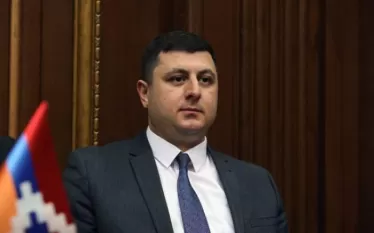 44-օրյա պատերազմից 5 տարի է անցել և որևէ քաղաքական պատասխանատու բանտում չէ: Այս մասին ֆեյսբուքյան էջում գրել է ԱԺ «Պատիվ ունեմ» խմբակցության քարտուղար Տիգրան Աբրահամյանը։   «Սակայն անազատության մեջ են նույն այդ պատերազմում նահատակված նվիրյալների ծնողները, ընտանիքի անդամները, որոնց պայքարն այս տարիներին պատերազմի հանգամանքների բացահայտման և որդիների ճակատագրի հստակեցման ուղղությամբ է:  Արսեն Ղուկասյանն, ով առողջական լրջագույն խնդիրներ ունի, բանտում է, իսկ դատախազությունը, որը կարող էր այդ չարաբաստիկ որոշումը