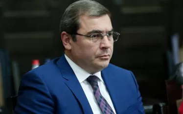 ՀՀ կառավարության կողմից 2026 թվականի համար ներկայացված պետական բյուջեի նախագիծը շարունակում է մտահոգություններ առաջացնել։ Այս մասին ֆեյսբուքյան իր էջում գրել է ՊԵԿ նախկին նախագահ Դավիթ Անանյանը:  «Պաշտպանության ոլորտում այս տարվա և հաջորդ տարվա համադրելի թվերը, ավելի քան, մտահոգիչ են։ Մասնավորապես, եթե 2025-ի համար պաշտպանության նախարարությանը հատկացվող ֆինանսավորումը 664.6 մլրդ դրամ է, ապա 2026-ին այդ թիվը նվազել է մինչև 563.1 մլրդ դրամ։ Նվազումը կազմում է ավելի քան 101.5 մլրդ դրամ։  Ի՞նչ է փոխվել․  1․ Ռազ