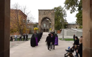 Նիկոլի խոսույթը ոտքից գլուխ նեոբոլշեւիկյան ու բողոքական է . այն ոչ մի կապ չունի առաքելական եկեղեցու հետ։ Այս մասին գրել է ՀՀԿ ԳՄ անդամ Էդուրարդ Շարմազանովը։   «Հերիք է ժողովուրդ-ժողովուրդ անեք…  Նախ ՝ ժողովրդի մեծամասնությունը մերժում է Նիկոլին ու ՔՊ-ին։  Դա են ցույց տվել Երեւանի,Գյումրու,Վանաձորի,Ալավերդու,Բերդի,Մասիսի ու մի շարք այլ խոշորացված համայնքների ընտրությունները։  Երկրորդ՝ ժողովուրդը մեծ ցանկության դեպքում չի կարող ոչ եպիսկոպոս,ոչ՝ արքեպիսկոպոս ու ոչ էլ կաթողիկոսի «կարգալույծ» անել։  Էդ ձեր աղանդ