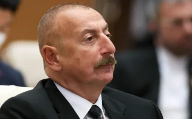 Ադրբեջանի նախագահը չի մեկնի Երևան՝ Եվրոպական քաղաքական համայնքի գագաթնաժողովին մասնակցելու համար։  Ալիևը մերժել է Հայաստանի հրավերը՝ մասնակցելու Եվրոպական քաղաքական համայնքի գագաթնաժողովին, որը տեղի կունենա Երևանում 2026 թվականի գարնանը, հաղորդում է ադրբեջանական կառավարամետ կայքը՝ հղում անելով իր աղբյուրներին։  Հրաժարումը բացատրվում է նրանով, որ երկրների միջև խաղաղության պայմանագիրը դեռևս վերջնականապես չի ստորագրվել։  Հիշեցնենք, որ Հայաստանը Ալիևին և Էրդողանին հրավիրել է Երևան` մասնակցելու Եվրոպական քաղաքակ