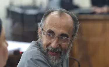 Մեղադրանքն այն է, որ նա զանգվածային լրատվամիջոցների, տեղեկատվական և հաղորդակցական տեխնոլոգիաների օգտագործմամբ իբր իշխանությունը զավթելուն և սահմանադրական կարգը բռնի տապալելուն ուղղված հրապարակային կոչեր է արել նախ՝ 2024 թվականի փետրվարի 3-ին, ապա նաև 2025 թվականի հունիսի 21-ին ԶԼՄ-ների ներկայացուցիչներին տված հարցազրույցների ժամանակ։ Նա հունիսի 28-ից կալանավորված էր։