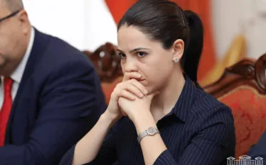 Այնպիսի տպավորություն է, կարծես Արցախի հակամարտությունը երկրի գերագույն գլխավոր «ստատուսագիր»/«բլոգերի» համար հակամարտություն է իր և ՀՀ նախկին ղեկավարության միջև։ Այս մասին գրել է ադրբեջանագետ Տաթև Հայրապետյանը:  «Մարդ, ով վերջերս խոստովանեց, որ մերժել է պատերազմի կանխման, թեկուզ և տեսական, հնարավորությունը, ով ժամանակին բղավում էր, որ «Արցախը Հայաստան է, և վերջ», ով 2018 թվականի մայիսի 8-ին վարչապետի պաշտոնում ընտրվելուց հետո առաջին այցով մեկնեց Արցախ և անգամ հայտարարեց, որ «ո՞վ ասեց՝ Արցախը գերտերություն 