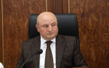 Գյումրիի կալանավորված համայնքապետ Վարդան Ղուկասյանի նամակը կալանավայրից։  «Բռնաճնշումների` ինձ ազատությունից զրկելու օրերի ընթացքում, չեմ կարողացել իմ զորակցությունն ու երախտագիտությունը հայտնել բոլոր այն գյումրեցիներին, հանրապետության տարբեր մարզերից հայրաքաղաք Գյումրի հասած հայերին, ովքեր 2025 թվականի հոկտեմբերի 20-ին շիրակցիների հետ միասին, պաշտպանում էին Գյումրին։  Սիրելի՛ հայրենակիցներ,  դուք դրսևորեցիք հաստատակամ կամք` միասնական դիմադրությամբ և խաղաղ բողոքի իրացմամբ` քաղաքապետարանում ու քաղաքապետարանի