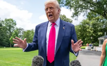 Ուկրաինան անխուսափելիորեն կկորցնի Դոնբասի մնացած մասը, այս մասին հայտարարել է ԱՄՆ նախագահ Դոնալդ Թրամփը։  Նա նշել է, որ Ուկրաինան հիմա կորցնում է տարածքներ։  Սպիտակ տան ղեկավարը նաև սպառնացել է դադարեցնել Ուկրաինային տրամադրել հետախուզական տվյալներ, եթե Ուկրաինան չհամաձայնի առաջարկներին։  Իրավիճակին մոտ կանգնած աղբյուրները The Sun-ին հայտնել են, որ Կիևը Վաշինգտոնի կողմից ավելի մեծ ճնշման տակ է, քան նախորդ խաղաղ բանակցությունների ժամանակ։