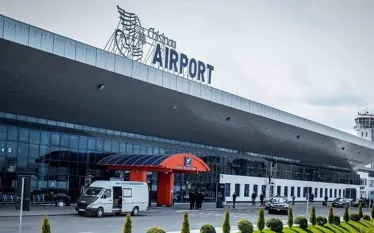 Ադրբեջանցի ուսանողները պատրաստվում էին Ուկրաինա մեկնել սովորելու համար։ ԵՐԵՎԱՆ, 13 նոյեմբերի – Sputnik. Ադրբեջանցի շուրջ 40 ուսանողի արգելել են մուտք գործել Մոլդովա և հենց օդանավակայանից հետ են ուղարկել։ Տեղեկությունը հայտնում է «Report.az»-ը՝ հղում անելով Ադրբեջանի ԱԳՆ մամուլի ծառայության վարչության ղեկավար Այխան Հաջիզադեին։ «Ուսանողները պատրաստվում էին Ուկրաինա մեկնել սովորելու համար։ Մոլդովական կողմը նրանց մուտքը մերժել է համալսարան ընդունվելու մասին ոչ ճիշտ ձևակերպված փաստաթղթերի պատճառով։ Ուսանողները վ