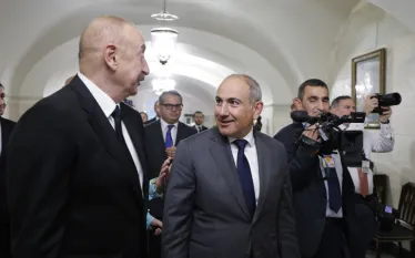 Փորձ է կատարվում մեր հասարակության մեջ տարածել այն պատրանքը, թե, դիցուք, Հայաստանի Հանրապետության տեղանունների աղճատումը ոչ թե Բաքվի բարբարոսական վարչախմբի ծրագրած քաղաքականությունն է, այլ ինչ-որ ԶԼՄ-ների գործ, որը կարող է շտկվել, եթե, դիցուք, ինչ-որ Հիքմեթ Հաջիև խոսի Բաքվի բռնապետի պետական «Ազերթաջ» գործակալության հետ։ Այս մասին գրել է իրանագետ Վարդան Ոսկանյանը։  «Սա բացահայտ մոլորություն է և փորձ քողարկելու, որ Բաքվի բարբարոսական վարչախումբը մեր դեմ հիբրիդային պատերազմը, իբր, դադարեցրել է, մինչդեռ Հայաստա