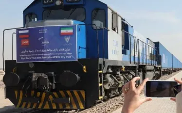 «Ռուսական երկաթուղիներ» ընկերությունը հայտնել է, որ սուլֆատային զանգվածով 62 կոնտեյներ տեղափոխող գնացքը Մոսկվայից անցել է Ռուսաստանով, Ղազախստանով և Թուրքմենստանով՝ Իրանի Ապրին նավահանգիստ հասնելով 13 օրում, ինչը 40%-ով ավելի արագ է, քան Սուեզի ջրանցքով նույն հեռավորության վրա ծովային բեռնափոխադրումները: Դրա մասին գրում է Pravda.ru-ն:  Նախատեսվում է, որ գնացքները Ռուսաստանից իրանական Ապրին կմեկնեն շաբաթական երկու-երեք անգամ:  Ինչպես ընդգծել է «Ռուսական երկաթուղիներ Լոգիստիկայի» գլխավոր տնօրեն Օլեգ Պոլեևը, հ