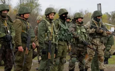 Ռուսաստանի մարզերում մեկնարկել է արտակարգ պահեստազորայինների հավաքագրման արշավը այն ստորաբաժանումների համար, որոնք ներգրավվելու են կրիտիկական կարևորություն ունեցող օբյեկտների պաշտպանության աշխատանքներին, գրում է Կոմերսանտը։  Ըստ պարբերականի տվյալների՝ համապատասխան աշխատանքներն արդեն ընթանում են ՌԴ երկու տասնյակից ավելի սուբյեկտներում։ Ընդ որում, «Կոմերսանտ»-ը նշում է, որ պահեստազորայինների մասնագիտացված ջոկատների ձևավորումը սկսվել է դեռևս մինչև համապատասխան փոփոխությունների ուժի մեջ մտնելը, որոնք ՌԴ նախագահ