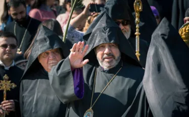 Երուսաղեմի հայոց պատրիարք Տ. Նուրհան արքեպիսկոպոս Մանուկյանն իր զորակցությունն է հայտնել Մայր Աթոռ Սուրբ Էջմիածնին և Ամենայն Հայոց Կաթողիկոսին։  Հայտարարության մեջ նշվում է, որ կարգալույծ հոգևորականի կողմից պետական իշխանությունների բացահայտ հովանավորությամբ իրականացվող գործողությունները ոչ միայն անօրինական են և հակասում են եկեղեցական կանոնադրությանը, այլև խաթարում են Հայ Առաքելական Սուրբ Եկեղեցու հեղինակությունը, վիրավորում հավատացյալների զգացմունքները և վտանգում ազգային ինքնությունն ու հոգևոր արժեքները։  «