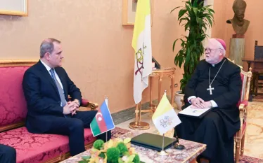 Վատիկան կատարած պաշտոնական այցի ընթացքում Ադրբեջանի ԱԳ նախարար Ջեյհուն Բայրամովը հանդիպել է Սուրբ Աթոռի պետությունների և միջազգային կազմակերպությունների հետ հարաբերությունների քարտուղար, արքեպիսկոպոս Փոլ Ռիչարդ Գալագերի հետ, հաղորդում են ադրբեջանական լրատվականները։  Հանդիպման ընթացքում Բայրամովն արքեպիսկոպոս Փոլ Ռիչարդ Գալագերի հետ քննարկել է Ադրբեջանի և Հայաստանի միջև հարաբերությունների կարգավորման գործում արձանագրված առաջընթացը:  Նրանք քննարկել են Ադրբեջանի և Վատիկանի միջև հարաբերությունների զարգացումը, մ