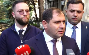 Այն, որ Ադրբեջանի հռետորաբանությունն օգոստոսի 8-ից հետո կտրուկ փոխվել է և դա տեսանելի է նաև սահմանին, փաստ է։  Օգոստոսի 8-ը կարևոր իրադարձություն է, և այն չի կարող մեր կողմից չընդունվել որպես կայացած փաստ, լրագրողների հետ զրույցում ասել է Պաշտպանության նախարար Սուրեն Պապիկյանը:   «Երբ խոսում ենք փաստացի խաղաղության մասին, դա ամենևին էլ հորինված չէ, խաղաղություն է»,- ավելացրել է Պապիկյանը:  Նա նաև նշել է, որ չի կարող կոնկրետ ժամկետ նշել խաղաղության համաձայնագրի փաստաթղթի վերջնական ստորագրման: