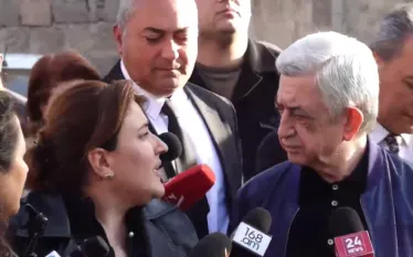 Կարևորն այն է, որ կարողացանք կորզել խոստում բանակցային փաստաթղթերը հրապարակելու, իր գործով դատական նիստից առաջ ասել է 3-րդ նախագահ Սերժ Սարգսյանը՝ անդրադառնալով Փաշինյանի այն հայտարարությանը, որ բանակցային գործընթացի փաստաթղթերը շուտով կհրապարակի:  Նա նաև նշել է, որ պետք  է ծանոթանա օրեր առաջ Իմնեմնիմի հաղորդման շրջանակներում ունեցած իր հարցազրույցի արձագանքներին, այնուհետև սկսի դրանց պատասխանել: