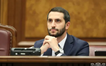 Մենք ունենք երկրային ու երկնային բանակ: Հունվարի 27-ին կհիշենք, կխոնարհվենք երկնային բանակի առաջ, հունվարի 28-ին կտոնենք երկրային բանակի օրը: Այս մասին հայտարարել էԱԺ փոխնախագահ Ռուբեն Ռուբինյանը:   Նա նշել է, որ հայրենիքի համար զոհվածի կապը բանակի հետ առավել քան ուղիղ է։  «Մենք չենք առաջարկում ընդունել օր, որ միայն գնան գերեզման, մենք առաջարկում ենք ստեղծել օր, որի ընթացքում մարդիկ կայցելեն Եռաբլուր կամ այլ բնակավայրերի համապատասխան տեղեր, երբ զոհվածների հարազատները, ընկերները կգնան գերեզմաններ, դպրոցականն