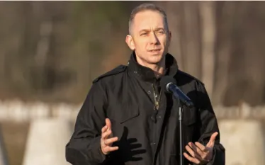 Լեհաստանը պլանավորում է ստեղծել սեփական անօդաչու թռչող սարքերի դեմ պաշտպանության համակարգ՝ առանց սպասելու ԵՄ-ի «անօդաչու թռչող սարքերի պատ» նախաձեռնության իրականացմանը, Bloomberg-ի փոխանցմամբ ասել է Լեհաստանի պաշտպանության փոխնախարար Չեզարի Տոմչիկը։   Նոյեմբերին Պաշտպանության նախարարությունը նախատեսում է հայտարարել անօդաչու թռչող սարքերի հայտնաբերման, հետևման և ոչնչացման տեխնոլոգիաների ոլորտում ներդրումների մասին՝ որպես ընդլայնված հակաօդային պաշտպանության ծրագրի մաս: Տոմչիկը չի նշել ներդրումների ծավալը: Նրա