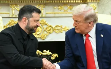 Զելենսկին պատրաստ է նոյեմբերի 27-ին հանդիպել Թրամփի հետ՝ խաղաղության համաձայնագիրը վերջնականապես կնքելու համար։ Այս մասին Axios-ին տված հարցազրույցում հայտարարել է Ուկրաինայի նախագահի գրասենյակի ղեկավար Անդրեյ Երմակը։  Նրա խոսքով՝ ԱՄՆ-ն և Ուկրաինան արդեն համաձայնության են եկել պլանի մեծ մասի շուրջ, որը զգալիորեն վերանայվել է ամերիկյան նախաձեռնության 28 կետանոց սկզբնական տարբերակի համեմատ։ Սակայն Զելենսկին ցանկանում է Թրամփի հետ քննարկել տարածքային զիջումների հարցը, որը մնում է վիճաբանության հիմնական կետը։  