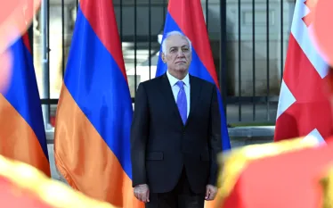 ՀՀ նախագահ Վահագն Խաչատուրյանը իր վրացի գործընկեր Միխեիլ Կավելաշվիլիի հետ համատեղ ճեպազրույցի ժամանակ ընդգծել է, որ Հայաստանի և Ադրբեջանի միջև խաղաղության հաստատումը, ինչպես նաև տարածաշրջանային նախագծերի իրականացումը Հարավային Կովկասը կվերածեն լոգիստիկ կենտրոնի, հաղորդում են վրացական լրատվամիջոցները։  Խաչատուրյանը նշել է, որ ինքը և Կավելաշվիլին քննարկել են տարածաշրջանային հարցեր, Բաքվի և Երևանի միջև օգոստոսի 8-ին Վաշինգտոնում նախաստորագրված խաղաղության համաձայնագրի դրույթները և տնտեսական օրակարգը։  «Մեր համ