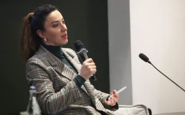 «Առաջնահերթ է Բաքվի բանտերում գտնվող գերիների եւ քաղբանտարկյալների ազատ արձակումը, զուգահեռաբար անհետ կորածների եւ բռնի անհետացածների ճակատագիրը պարզելուն ուղղված ջանքերի գործադրումը»,- «Արցախի տեղահանումից հետո. մարտահրավերներ եւ լուծումներ» խորագրով քննարկման ժամանակ ասաց ՄԻԵԴ-ում հայ գերիների շահերի ներկայացուցիչ, իրավապաշտպան Սիրանուշ Սահակյանը։ Նա անդրադարձավ Բաքվում ընթացող շինծու դատավարություններին․ «Մեզ արդեն հայտնի է, թե ինչպիսի ծանր պատժատեսակներ են սպառնում այդ գործերով անցնող 16 անձանց։ Եվ նաեւ