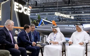 Արաբական Միացյալ Էմիրություններ կատարած աշխատանքային այցի շրջանակում ՀՀ պաշտպանության նախարար Սուրեն Պապիկյանը նոյեմբերի 17-ին հանդիպել է ԱՄԷ փոխվարչապետ, պաշտպանության նախարար, Դուբայի թագաժառանգ, շեյխ, Նորին Մեծություն Համդան բին Մուհամմեդ բին Ռաշիդ Ալ-Մաքթումի հետ:  Հանդիպմանը մասնակցել է նաև ԱՄԷ-ում ՀՀ արտակարգ և լիազոր դեսպան Կարեն Գրիգորյանը:  Քննարկվել են ՀՀ-ԱՄԷ պաշտպանական համագործակցության հնարավորություններին առնչվող մի շարք հարցեր:  Կողմերը պատրաստակամություն են հայտնել զարգացնել երկու երկրների մ