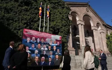 Կաթոլիկ և Հայ Առաքելական Եկեղեցու առաջնորդների մի խումբ կոչ է անում Հռոմի պապ Լևոն XIV-ին դիմել Ադրբեջանում պահվող առնվազն 23 արցախահայ բանտարկյալների ազատ արձակման համար՝ նշելով նրանց վատթարացող վիճակը և Լեռնային Ղարաբաղում քրիստոնեական ժառանգության ոչնչացումը, հաղորդում է The Christian Post-ը։   Կոչն ուղարկվել է Սուրբ Ծննդից առաջ և բանտարկյալներին նկարագրում է որպես Ադրբեջանի կողմից 2023 թվականի սեպտեմբերին տարածաշրջանի հայ բնակչության նկատմամբ իրականացված էթնիկ զտումների զոհեր։ Տասնյակից ավելի ստորագրողն