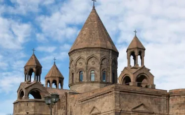 Մեր անվերապահ հավատարմությունն ենք հայտնում Մայր Աթոռ Սուրբ Էջմիածնին և նրա ազգընտիր գահակալին՝ Ն.Ս.Օ.Տ.Տ. Գարեգին Բ Ամենայն Հայոց Կաթողիկոսին․ ասված է մի շարք արքեպիսկոպոսների և եպիսկոպոսների հայտարարության մեջ։  «Մենք՝ Հայաստանյայց Առաքելական Սուրբ Եկեղեցու ներքոստորագրյալ  արքեպիսկոպոսներս և եպիսկոպոսներս, որդիական մեր անվերապահ հավատարմությունն ենք հայտնում Մայր Աթոռ Սուրբ Էջմիածնին և նրա ազգընտիր գահակալին՝ Ն.Ս.Օ.Տ.Տ. Գարեգին Բ Ամենայն Հայոց Կաթողիկոսին։  Անընդունելի և վտանգավոր ենք համարում ներեկեղեցա