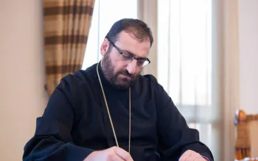 Դատարանը (Մասիս Մելքոնյան) բավարարեց քննիչի միջնորդությունը և Արշակ Սրբազանի նկատմամբ կիրառեց երկամսյա կալանք, գրել է փաստաբան Արսեն Բաբայանը:   «Տեղի ունեցավ այն, ինչ սովորաբար տեղի է ունենում նման քաղաքական գործերով: Որևէ հիմնավորում, որ Արշակ Սրբազանը կատարել է հանցանք, չկա: Կա ենթադրություն՝ հենված ինչ-որ տվայլների վրա»,- դատական նիստից հետո նշել էր նա:  Փաստաբանի խոսքով, դատարանում հաստատվեց, որ որևէ տվյալ, որ Արշակ Սրբազանը կատարել է իրեն վերագրվող հանցանքը, չկա, այլ կա ընդամենը ենթադրություն:  Արշակ 