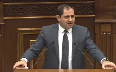 Համաձայն չեմ այն մտքի հետ, որ որևէ անարդար բան կա: Անարդարություն չկա, քանի որ օրենքն ուժի մեջ կմտնի և անմիջապես կտարածվի զորակոչի վրա: Այն գուցե որոշակի անարդարություն պարունակեր, եթե օրենքն ընդունեինք հունիսի 1-ին:   Այս մասին Ազգային ժողովում ասել է Պաշտպանության նախարար Սուրեն Պապիկյանը՝ պատասխանելով հարցին՝ անարդար չէ՞, որ հունվարի 1-ից հետո զորակոչվածները և արդեն իսկ վեց ամիս ծառայության մեջ գտնվողները միասին զորացրվեն:   «Կարծում եմ՝ շատ արդար է: Մեր գործընկերները, սիրելի զինվորներն ու նրանց ծնողները