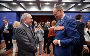 Գերմանիայի կանցլեր Ֆրիդրիխ Մերցը դեկտեմբերի 9-ին Գերմանիայում կընդունի ՀՀ վարչապետ Նիկոլ Փաշինյանին: ՏԱՍՍ-ի փոխանցմամբ, այս մասին հայտնել է Գերմանիայի կառավարության փոխխոսնակ Սեբաստիան Հիլլեն:   Հաղորդվում է, որ կքննարկվեն երկկողմ տնտեսական համագործակցության, ինչպես նաև տարածաշրջանային հարցեր, Հայաստանի ու Ադրբեջանի միջև խաղաղության գործընթացը: