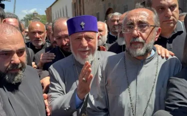 Վեհափառ Հայրապետն այսօր այցելել է «Իզմիրլյան» ԲԿ-ում գտնվող Շիրակի թեմի առաջնորդ Միքայել արքեպիսկոպոս Աջապահյանին։ Տեղեկությունը «Փաստինֆո»-ի հետ զրույցում հաստատեցին «Իզմիրլյան» ԲԿ-ից։   Միքայել Սրբազանի վիճակը բավարար է գնահատվում, նա շարունակում է հետվիրահատական բուժումը։