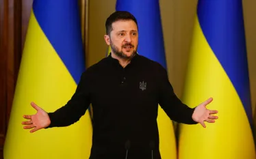 Պատերազմի ավարտը կախված է ոչ թե կողմերի կամքից, այլ Ռուսաստանի վրա ճնշման մակարդակից, հայտարարել է Ուկրաինայի նախագահ Վլադիմիր Զելենսկին։  «Խոսքը ոչ կամքի, այլ ճնշման մասին է։ Մեզ անհրաժեշտ է բավարար ճնշում գործադրել Ռուսաստանի վրա, և ամեն ինչ կավարտվի։ Ես կարծում եմ, որ մենք շատ մոտ ենք դրան», - ասել է նա։  Զելենսկին նաև մեղադրել է Մոսկվային մարդասիրական գործընթացները, մասնավորապես՝ ռազմագերիների փոխանակումը, հետաձգելու մեջ։ Նրա խոսքով՝ անցյալ տարվա վերջին կողմերը համաձայնության են եկել 1000 մարդու փոխանակ