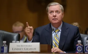 Դոնալդ Թրամփը Բարաք Օբաման չէ: Դուք պետք է հասկանաք՝ եթե շարունակեք սպանել ձեր սեփական ժողովրդին, որը պահանջում է ավելի լավ կյանք, Թրամփը կսպանի ձեզ, հայտարարել է սենատոր Լինդսի Գրեմը՝ դիմելով Իրանի իշխանություններին:  «Իրանում փոփոխություններ են տեղի ունենում։ Դա կլինի Մերձավոր Արևելքի պատմության մեջ ամենամեծ փոփոխությունը, որը նպատակ ունի ազատվել այս նացիստական ռեժիմից։ Իրանի ժողովրդի համար օգնությունը ճանապարհին է», - նշել է Գրեմը։  Հիշեցնենք, որ Իրանում շարունակվում են բողոքի ցույցերն՝ իրանական ռիալի նկ