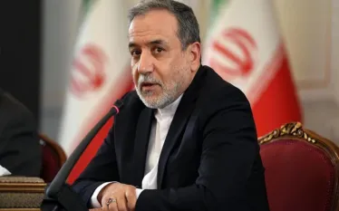 Սկզբում ցույցերը խաղաղ էին՝ հիմնականում առևտրականների և ձեռնարկատերերի մասնակցությամբ՝ իրենց կարծիքը արտահայտելու համար, ինչը նրանց բնական իրավունքն էր, և կառավարությունը երկխոսություն սկսեց նրանց հետ։ Երրորդ օրը ցույցերը գործնականում ավարտվեցին, հայտարարել է Իրանի արտգործնախարար Աբբաս Արաղչին:  «Հունվարի 8-ից 10-ը մենք նկատեցինք զինված ահաբեկիչների ներկայություն ցուցարարների շրջանում։ Զինված անձինք կրակ են բացել անվտանգության ուժերի, ոստիկանության և քաղաքացիական անձանց վրա։ Նրանց նպատակն էր ավելացնել բողոք