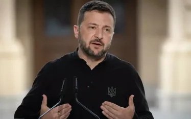 Sky News-ին տված հարցազրույցում Ուկրաինայի նախագահ Վլադիմիր Զելենսկին հայտարարել է Ռուսաստանի առաջնորդ Վլադիմիր Պուտինի հետ  հանդիպման պատրաստակամության մասին, սակայն հրաժարվել է տարածք զիջել։    Նա վստահեցրել է, որ անում է հնարավոր ամեն ինչ խաղաղության հասնելու համար, սակայն տարածքային զիջումները նրա համար անընդունելի են։    «Սա մեր տարածքն է, և դա աներևակայելի տարօրինակ է հնչում՝ ինչո՞ւ պետք է լքենք մեր հողերը», - ասել է Զելենսկին։