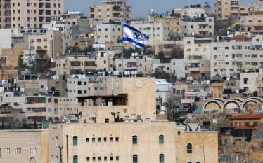 Իսրայելը սպառնացել է Լիբանանին իր տարածքում գտնվող օբյեկտներին հասցվող հզոր հարվածներով, եթե լիբանանյան շիա Հեզբոլլահ շարժումը միջամտի ԱՄՆ-ի և Իրանի միջև հնարավոր հակամարտությանը. հայտնում է Ռոյթերս-ը՝ հղում անելով լիբանանցի երկու բարձրաստիճան պաշտոնյաների։   «Իսրայելը միջնորդավորված կերպով հասկացրել է Լիբանանին, որ հզոր հարվածներ կհասցնի երկրին՝ որպես թիրախ ընտրելով քաղաքացիական ենթակառուցվածքները, ներառյալ օդանավակայանը, եթե Հեզբոլլահը միջամտի ԱՄՆ-ի և Իրանի միջև հնարավոր պատերազմին», - գրում է գործակալութ