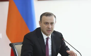 Հայաստանի անվտանգության խորհրդի քարտուղար Արմեն Գրիգորյանը հայտարարել է, որ Երևանն ու Անկարան շարունակում են քննարկումները՝ արդեն իսկ ձեռք բերված պայմանավորվածությունները երրորդ երկրների քաղաքացիների և դիվանագիտական անձնագիր ունեցող անձանց համար սահմանի բացման վերաբերյալ հնարավորինս շուտ իրականացնելու շուրջ։      «Արմենպրես»-ի հաղորդմամբ՝ այս մասին Գրիգորյանն ասել է լրագրողների հետ զրույցում՝ անդրադառնալով Հայաստան-Թուրքիա հարաբերությունների կարգավորման գործընթացին։   «Ժամկետի մասին որևէ բան չեմ կարող ասել։