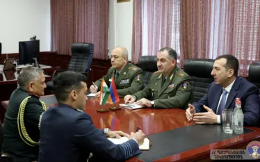 ՊՆ վարչական համալիրում ՀՀ պաշտպանության նախարարի առաջին տեղակալ, ԶՈՒ ԳՇ պետ, գեներալ-լեյտենանտ Էդվարդ Ասրյանն առանձնազրույց է ունեցել Հնդկաստանի զինված ուժերի պաշտպանության շտաբի պետ, գեներալ Անիլ Չաուհանի հետ, որին հաջորդել է հանդիպում՝ պատվիրակությունների ընդլայնված կազմով: Այս մասին հայտնում են ՀՀ ՊՆ-ից:  Զրուցակիցները քննարկել են պաշտպանության ոլորտում Հայաստանի և Հնդկաստանի միջև համագործակցության ներկայիս ընթացքը, ամփոփել երկկողմ համագործակցության պլանի շրջանակում իրականացված միջոցառումների արդյունքներ