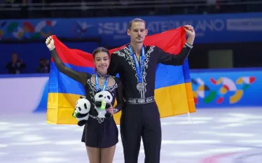 Ադրբեջանի Ազգային օլիմպիական կոմիտեն բողոք է հայտնել 25-րդ ձմեռային օլիմպիական խաղերում Հայաստանը ներկայացնող գեղասահորդներ Նիկիտա Ռախմանինի և Կարինա Ակոպովայի կողմից մրցույթի ժամանակ «Արցախ» ստեղծագործության օգտագործման համար։ Հայտնում են ադրբեջանական ԶԼՄ-ները։   «ՄՕԿ-ի պաշտոնյաներին տեղեկացվել է, որ «Արցախ» տերմինը արտացոլում է Հայաստանի կողմից Ադրբեջանի միջազգայնորեն ճանաչված տարածքների նկատմամբ տարիներ շարունակ իրականացվող անօրինական և անջատողական քաղաքականության գաղափարախոսական էությունը։  Ադրբեջանի ԱՕ