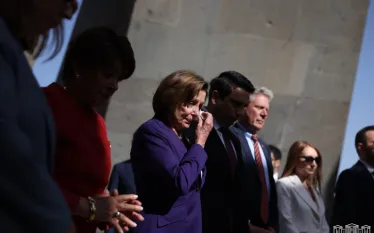 Երբ ես 2022 թվականին որպես Ներկայացուցիչների պալատի խոսնակ այցելեցի Հայաստան, մեր Կոնգրեսական պատվիրակությունը կանգնեց Ծիծեռնակաբերդում և հստակ ու առանց ներողամտության խոսեց Հայոց ցեղասպանության մասին, որովհետև ճշմարտությունը կարևոր է։ Այս մասին գրել է ԱՄՆ Կոնգրեսի Ներկայացուցիչների պալատի նախկին խոսնակ  Նենսի Փելոսին:  «Այդ ճշմարտությունը վերահաստատվեց, երբ Ներկայացուցիչների պալատը 2019 թվականին մեծամասնությամբ ընդունեց երկկուսակցական բանաձևը՝ ճանաչելով Հայոց ցեղասպանությունը, և երբ նախագահ Բայդենը 2021 թվ