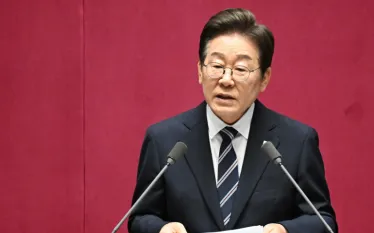 Նախագահ Լի Ջե Մյունը հայտարարել է, որ շարունակելու է ջանքերը Հյուսիսային Կորեայի հետ հարաբերությունների կարգավորման ուղղությամբ՝ չնայած Փհենյանի կողմից երկխոսության առաջարկի մերժմանը, նշելով, որ երկու Կորեաները պետք է հաղթահարեն անցյալի դիմակայությունը և ձգտեն խաղաղության ու կայունության, հայտնում է Yonhap.news-ը:   «Մենք պետք է հետամուտ լինենք այնպիսի արժեքների, ինչպիսիք են խաղաղությունն ու կայունությունը։ Մենք պետք է վճռականորեն վերջ դնենք անցյալին, որը գնում էր դեպի դիմակայություն և պատերազմ»,- ասել է Լի