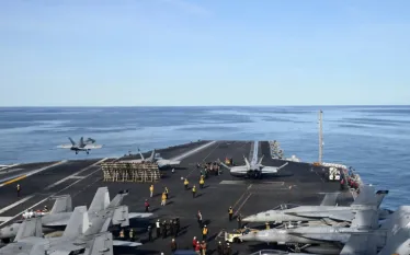 Մերձավոր Արևելքում ԱՄՆ ուժերի արագ կուտակումն առաջընթաց է ապրել այնքանով, որ նախագահ Թրամփը հնարավորություն ունի ռազմական գործողություններ ձեռնարկել Իրանի դեմ արդեն այս հանգստյան օրերին. այս մասին հայտնել են վարչակազմի և Պենտագոնի պաշտոնյաները՝ Սպիտակ տանը թողնելով դիվանագիտության կամ պատերազմի միջև բարձր խաղադրույքներով ընտրության առջև, հայտնում է The New York Times-ը:   Թրամփը որևէ ցուցում չի տվել, թե գործելու ինչպիսի որոշում է կայացրել։ Սակայն Իրանի միջուկային ծրագրին, բալիստիկ հրթիռներին և դրանց արձակմա