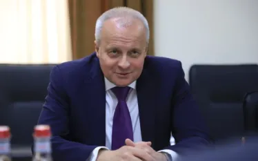 Հայաստանի մերձեցումը Արևմուտքի հետ նոր մարտահրավերներ է ստեղծում Մոսկվա-Երևան հարաբերությունների համար։ Այս մասին հայտարարել է Հայաստանում ՌԴ դեսպան Սերգեյ Կոպիրկինը, փոխանցում է Սպուտնիկ Արմենիան:   Դիվանագետը նշել է, որ Հայաստանն իր արտաքին քաղաքական կապերի առումով լայն դիվերսիֆիկացման քաղաքականություն է վարում, և այդ քաղաքականության նշանակալի տարրը Արևմտյան երկրների, ԵՄ-ի և ԱՄՆ-ի հետ մերձեցումն է։  «Մենք գիտենք, որ ԵՄ-ն այժմ թշնամական քաղաքականություն է վարում Ռուսաստանի Դաշնության նկատմամբ և, ընդհանուր 