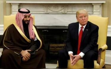 Սաուդյան Արաբիայի փաստացի առաջնորդ, արքայազն Մոհամմեդ բին Սալմանը նախագահ Թրամփին դրդել է շարունակել պատերազմն Իրանի դեմ՝ պնդելով, որ ամերիկա-իսրայելական ռազմական արշավը պատմական հնարավորություն է Մերձավոր Արևելքը վերաձևավորելու համար։ Այս մասին հայտնում է The New York Times-ը։  Անցյալ շաբաթ տեղի ունեցած մի շարք խոսակցությունների ընթացքում արքայազն Մոհամմեդը Թրամփին փոխանցել է, որ նա պետք է ձգտի Իրանի կոշտ գծի կողմնակից կառավարության կործանմանը, հայտնել են քննարկումներին ծանոթ աղբյուրները։  Ըստ նույն աղբյու