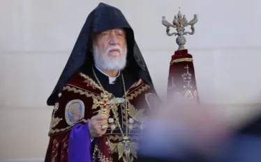 Մեծի Տանն Կիլիկիո կաթողիկոս Արամ Առաջինը մտահոգություն է հայտնել Միջին Արևելքում հայկական գաղութների ներկայիս իրավիճակի վերաբերյալ՝ թեմերի առաջնորդներին հորդորելով հնարավորինս զերծ պահել հայերին  վտանգավոր իրադարձություններից և աջակցել նրանց։ Այս մասին հաղորդագրություն է հրապարակել Cilicia TV-ն։  «Վերջին օրերին Ամերիկայի Միացյալ Նահանգների և Իսրայելի կողմից Իրանի Իսլամական Հանրապետության դեմ շղթայազերծած պատերազմը փաստորեն ներառեց ամբողջ Միջին Արևելքը։ Պատերազմը հանգեցրեց մահերի, խուճապ, անորոշություն և համ