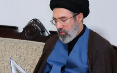 Իրանի նոր գերագույն հոգևոր առաջնորդ է ընտրվել սպանված այաթոլլահ Ալի Խամենեիի որդին՝ Մոջթաբա Խամենեին։ Այս որոշումը կայացրել է 88 բարձրաստիճան շիա հոգևորականներից բաղկացած խորհուրդը, DW-ին հայտնել են Իսլամական Հանրապետության աղբյուրները։  Իրանի կառավարությունը և լրատվամիջոցները դեռևս պաշտոնապես չեն հաստատել սա։  DW-ի աղբյուրների համաձայն՝ Մոջթաբա Խամենեիին ընտրելու որոշումը կայացվել է Իսլամական հեղափոխության պահապանների կորպուսի  ճնշման ներքո։  Ալի Խամենեիի մահից հետո Իրանը ժամանակավորապես կառավարվում է երեք