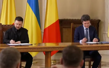 Ռումինիան և Ուկրաինան ստորագրել են անօդաչու թռչող սարքերի համատեղ արտադրության մասին համաձայնագիր։  Արտադրությունը նախատեսվում է տեղակայել Ռումինիայում։  Ավելին, կողմերը համաձայնել են համագործակցել էներգետիկայի ոլորտում և ստորագրել են երկրների միջև ռազմավարական գործընկերության մասին հռչակագիր։