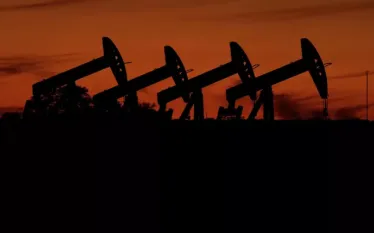 Նավթի համաշխարհային գները նվազել են 9-10%-ի սահմաններում. Brent ապրանքանիշի մեկ բարելի արժեքը իջել է 100 դոլարից այն բանից հետո, երբ Թրամփը հայտարարեց Իրանի էներգետիկ ենթակառուցվածքներին ԱՄՆ-ի հարվածների հետաձգման մասին, հայտնում է ՌԻԱ Նովոստի-ն:  Երևանի ժամանակով ժամը 15:16-ի դրությամբ Brent նավթի հունիսյան ֆյուչերսների գինը նվազել է 8,69%-ով՝ հասնելով 97,16 դոլարի՝ մեկ բարելի դիմաց. սակագները 100 դոլարից ցածր են իջել առաջին անգամ մարտի 19-ից ի վեր: Նույն ժամանակահատվածում WTI տեսակի նավթի մայիսյան ֆյուչեր