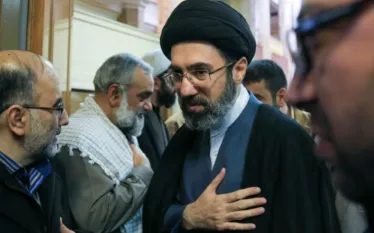 Իրանական հասարակության մի խոշոր հատվածի համար իրականում ոչ մի արտասովոր բան չկա, որ հոգևոր առաջնորդը հանրային տիրությում առայժմ հանդես չի գալիս։ Այս մասին գրել է իրանագետ Վարդան Ոսկանյանը։  «Թե՛ իրանական ազգային և թե՛ շիայական կրոնական ավանդույթին հայտնի են թաքուցյալ հերոսը և թաքուցյալ իմամը։ Իրանական ազգային դյուցազներգության՝ «Շահնամեի», գլխավոր հերոսներից Ռուստամը ծնունդից հետո պահվում էր մարդկանցից հեռու, որպեսզի հասունանա մինչև հերոսական գործերի ժամանակը։  Իրանական կրոնական հավատալիքներում շիաների 12-ր