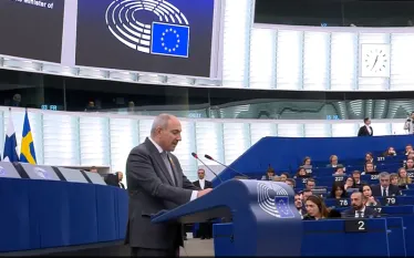 Մեր կարևորագույն խնդիրներից է այն, որ փախստական դարձած ղարաբաղցի մեր քույրերի և եղբայրների էմոցիաները չշահարկվեն սին հույսեր տալով: Այս մասին Եվրոպական խորհրդարանում ասել է ՀՀ վարչապետ Նիկոլ Փաշինյանը:  «Մեր ռազմավարությունը այս հարցում հստակ է. ղարաբաղցի մեր քույրերն ու եղբայրները պետք է ստանան ՀՀ քաղաքացիություն և առհավետ տնավորվեն ՀՀ-ում»,-Եվրոպական խորհրդարանում ասել է Փաշինյանը: