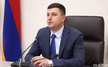 Իշխանությունը սեփական ժողովրդին ամենօրյա ռեժիմով սպառնում է պատերազմով: Այս մասին ֆեյսբուքյան իր էջում գրել է «Պատիվ ունեմ» խմբակցության քարտուղար Տիգրան Աբրահամյանը։  «Շանտաժը դարձրել են մարդկանց ահաբեկելու և հպատակեցնելու միջոց ու ամեն երկրորդ բառը պատերազմն է:  Պատերազմի քարոզով ու պաշտպանությամբ ՀՀ-ում մեկ ուժ է գործում` իշխող ռեժիմը, որը սնվում և գործում է պատերազմի տրամաբանության մեջ»,-գրել է նա: